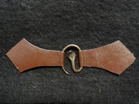 Fermoir serpent avec laniéres de cuir marron