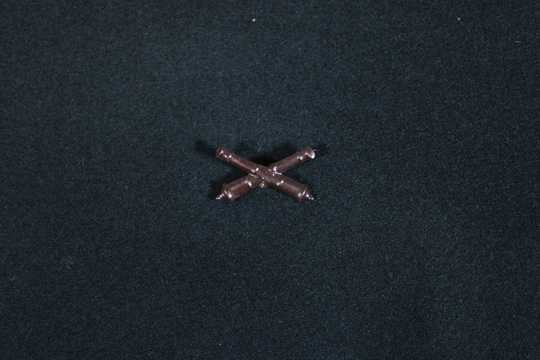 USA 1917. Insigne bronzé pour l'artillerie. Neuf de stock, quantité limitée