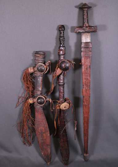 Lot de 2 armes africaines + un fourreau isolé.