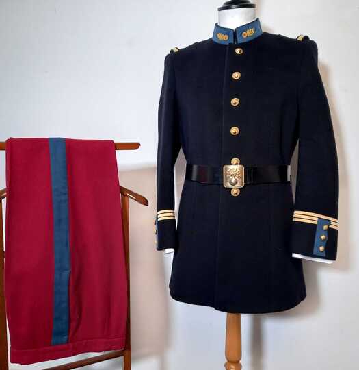 Uniforme de capitaine instructeur de Saint Cyr. Veste, ceinturon et culotte.