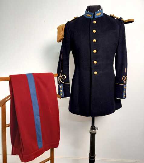 Uniforme, Grande Tenue, d'élève officier de Saint Cyr. Veste avec épaulettes d'officier et culotte
