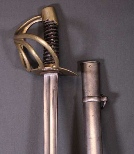 Sabre de cuirassier modèle an XIII, pointe dans le prolongement de la lame. Belle pièce d'époque.