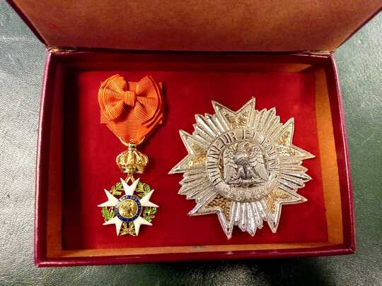 Coffret en cuir rouge contenant 2 copies de décorations de la Légion d'Honneur: 