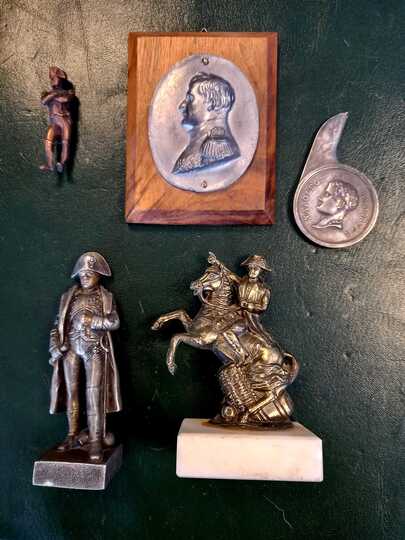 Lot fan de l'Empereur 3: 2 figurines + Napoleon de giberne + ouvre lettre en métal argenté Christofle et profil en étain (?)