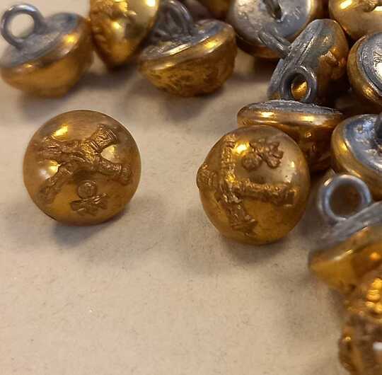 FRANCE Boutons dorés demi-boule pour képis et gilets d'arme de l'artillerie: 10 mm diam- L'unité.