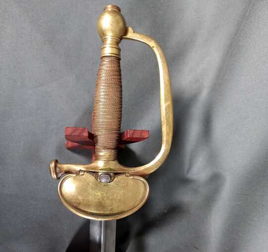 Épée de sous officier, modèle générique, sans insigne de fonction. Sans fourreau