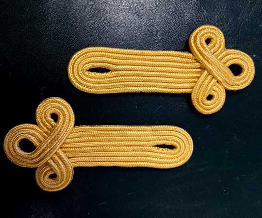 Épaulettes trèfles fantaisie, jaunes, pour fanfares (?). Vendues à l'unité.