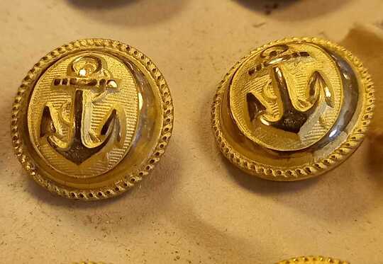 Boutons dorés de la marine nationale, vers 1900. Diam 15 mm. Culots poinçonnés ancre et grenade.  Prix à l'unité 