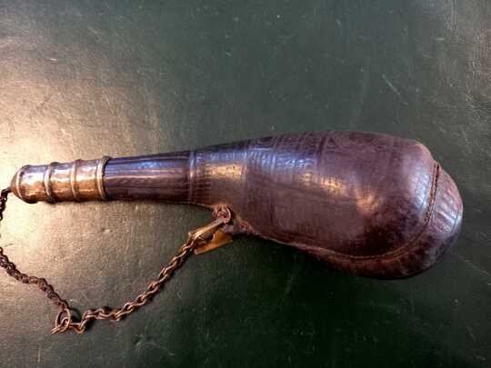 Antique poire à poudre de bédouin, faite à partir de testicules de chameau