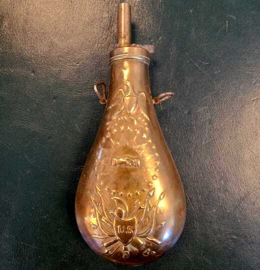 Poire a poudre noire, en laiton, de zouave US, pour cal.58. Probablement fabrication italienne des années 1960/1970 