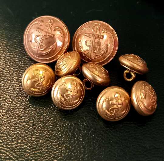 Boutons d'infanterie coloniale troupe, vers 1900, neuf de stock. Prix à l'unité 