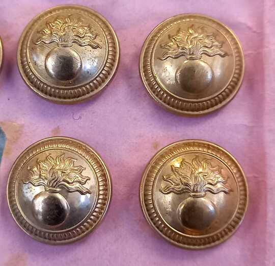 Boutons D'officier d'infanterie, bombés aspect lègèrement cuivré 22 mm. 3 ème republique. Neuf de stock. Prix à l'unité