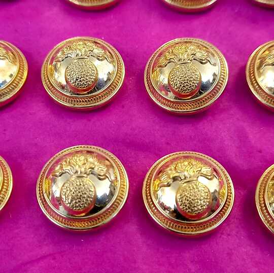 Boutons d'officier d'infanterie, bombés, dorés, diam 22 mm, 3 ème republique. Neuf de stock . Prix à l'unité
