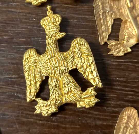 Petits aigles dorés du second empire, avec fixations au dos. Nombre très limité.