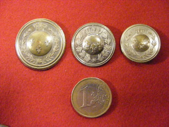 Boutons anciens argentés aux 3 fleurs de lys et couronne, 25 mm