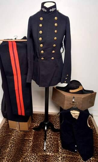 Habit de grand uniforme de polytechnique, comprenant veste, culotte, gilet, et bicorne dans sa boite d'origine