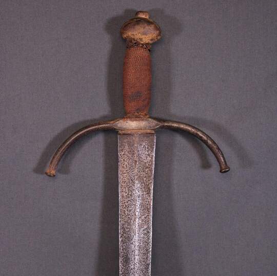 Épée style médiéval. Bonne lame ancienne. Époque Viollet Le Duc?