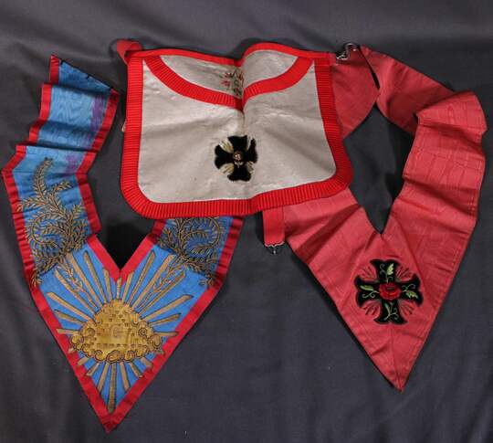 Lot franc maçon: sautoir de Vénérable Maître, REAA, vers 1900, et tablier et cordon de chevalier Rose Croix
