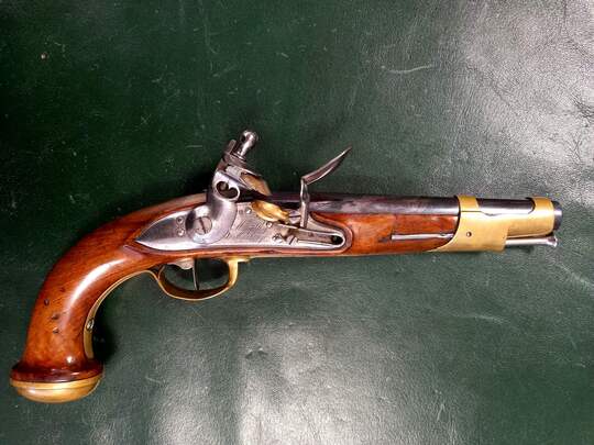 Pistolet de Garde du corps du roi, 2 ème modèle, rare COPIE Pedersoli pour le tir à la poudre noire. Vendu en 4 heures