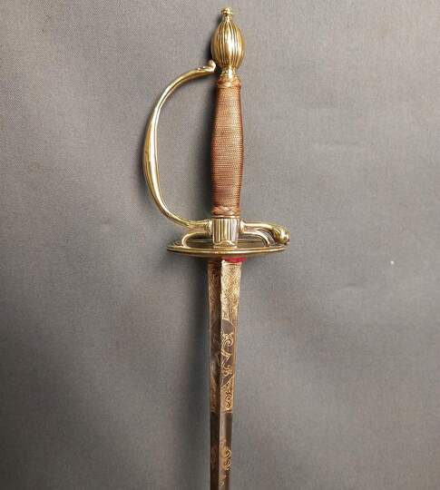 Épée d'officier modèle 1767. Lame un peu courte, mais décorée de très belles gravures.