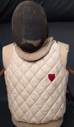Plastron de Maitre d'Armes matelassé, avec coeur rouge pour l'escrime militaire. Prix sans le masque.