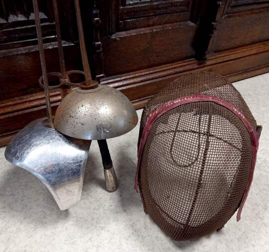 Hommage à l'escrime ancienne. Lot 3 armes et masque