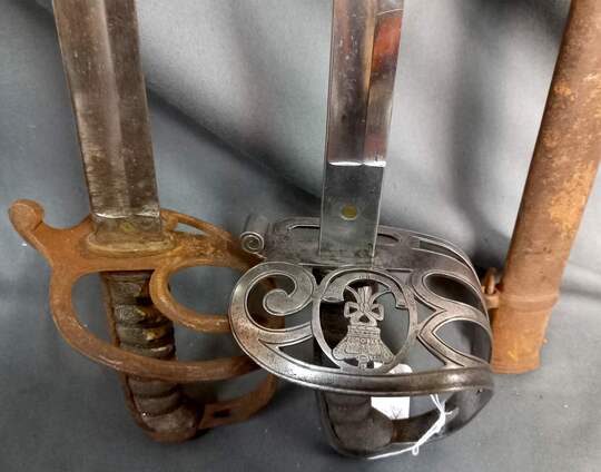 Lot de 2 sabres anglais: fusilier modèle 1827, sans fourreau et autre modèle avec fourreau
