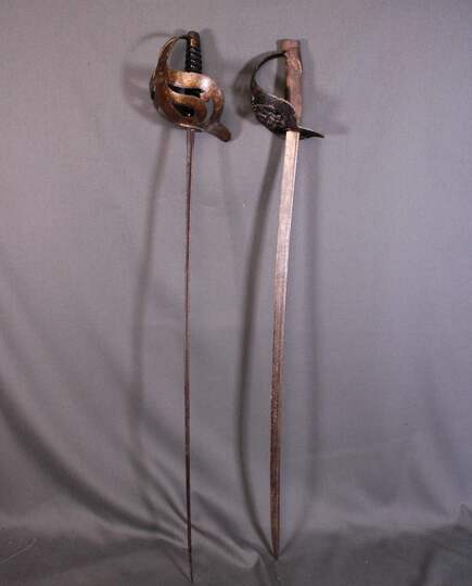 Lot de 2 sabres, dont un prussien pour l'escrime au sabre. En l'état.