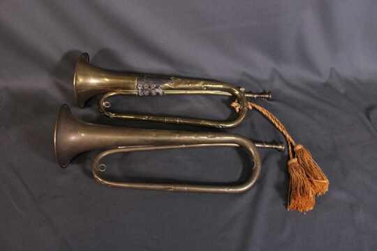 Lot de 2 clairons Couesnon.