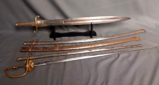 Lot bricoleur: glaive, épée à réparer et 2 fourreaux. Verdus en 2 h