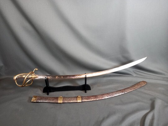 Sabre d'officier de cavalerie légère à la chasseur, Empire/ restauration. Lame bleuie dorée. Fourreau à garnitures laiton.