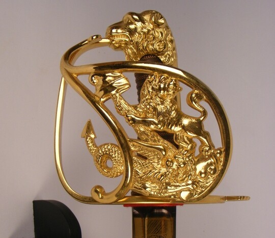 Copie du sabre de Lafayette, par le médaillier Franklin - réalisée à l'initiative du musée des armées. Avec son support