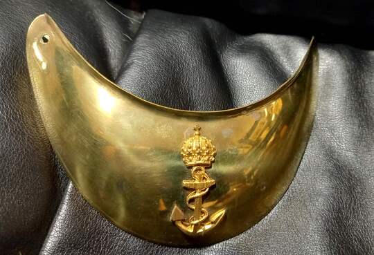Hausse col d'officier de marine, 2 ème Empire. Ancre dorée.  Dos garni de cuir blanc patiné. Copie.