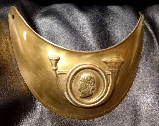 Hausse col d'officier d'infanterie légère, 1er Empire. Cor et profil de l'Empereur. Copie