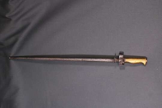 Rosalie. Baionette pour fusil Lebel. Quillon supprimé. Poignée bronze. Fourreau et garde oxydés.