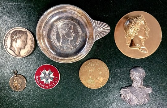 Lot 7 objets autour de l'Empire. Taste vin, médailles...Etc