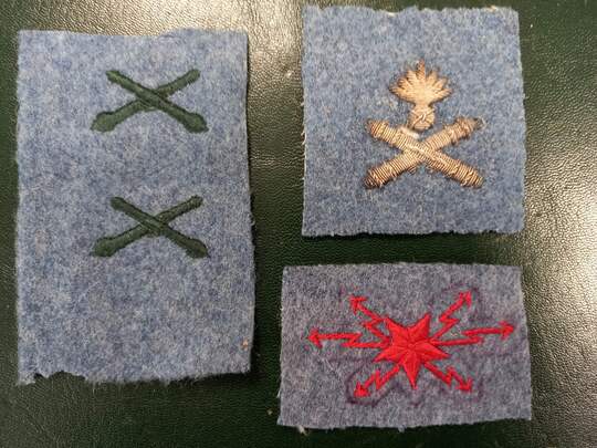 Lot de 4 insignes de la Grande guerre sur drap bleu horizon.