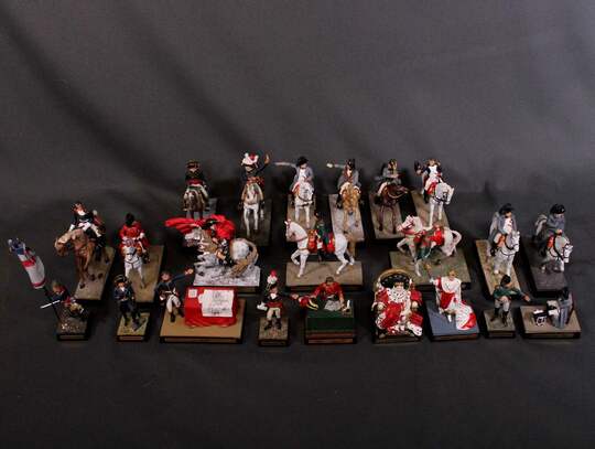 Quel roman que ma vie! Ensemble de 22 figurines sur l'incroyable trajectoire de l'Empereur Napoléon 1er.