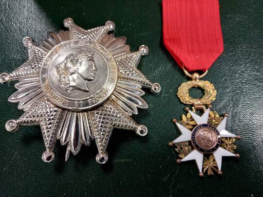 Lot Légion d'Honneur 3 ème republique. Copie de plaque de Grand Coix et croix d'officier uniface. Pour théâtre et spectacle