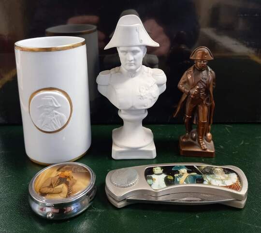 Lot d'objets à l'effigie de l'Empereur.