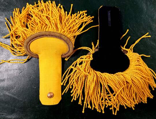 Paire d'épaulettes à tournante or sur fond jaune, infanterie de marine. Jamais utilisées. Production Éts David