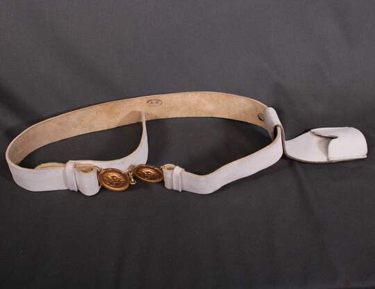 Ceinturon ancien en buffle blanc avec gousset porte épée/sabre fermé par des plateaux à têtes de Méduse.