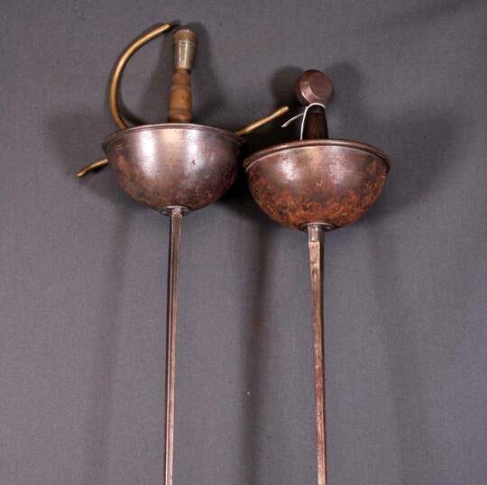 Lot de 2 rapières à tasse d'occasion. Avec et sans branche de garde. Lot 2 avec 1 pommeau rond plat et un tronconique