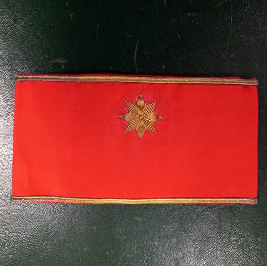 BRASSARD d'Etat-major attaché à un Général de Division de cavalerie. Neuf de stock.