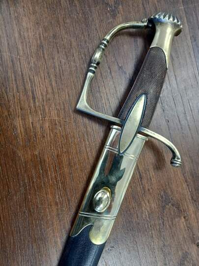 Sabre d'officier Infanterie Consulat-Empire. Lame gravée. Fourreau neuf