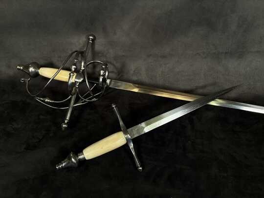 Lot rapière fusée couleur ivoire + main gauche Paul Chen/ Hanwei. Neuves, conçues pour le combat, mais jamais utilisées. Un seul lot en stock