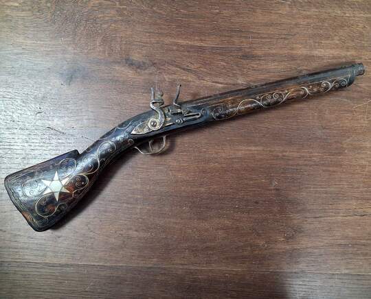 Pistolet à l'orientale pour la décoration.