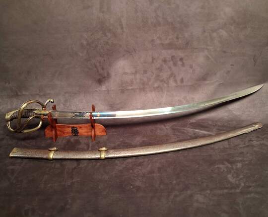 Sabre d'officier de cavalerie légère à la chasseur, Empire/ restauration. Lame bleuie dorée. Fourreau à garnitures laiton