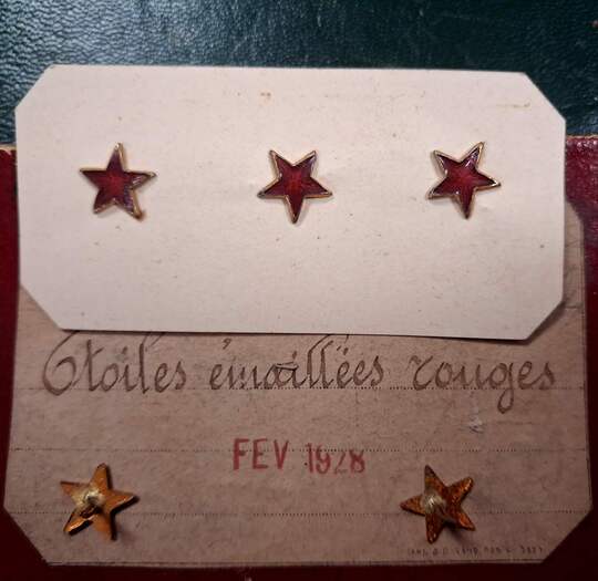 Étoiles émaillées rouges pour les blessés. Fabrication des Éts David antérieure à 1928. Prix à l'unité