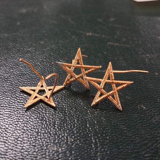 Étoile chérifienne. Pour képis de spahis notamment, mais aussi pentagramme doré. Prix à l'unité, production des Éts David